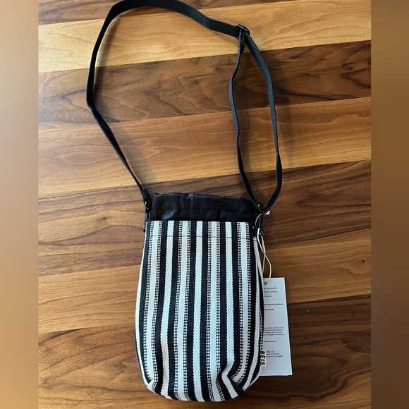 Beis water bottle crossbody - Picture 2 of 5